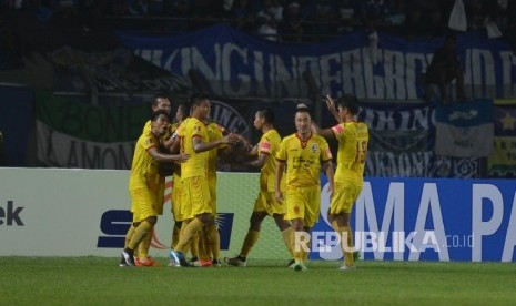 Tim Sriwijaya merayakan gol Alberto Goncalves dalam pertandingan Torabika Soccer Championship di Stadion Si Jalak Harupat, Bandung, Kamis (30/4).