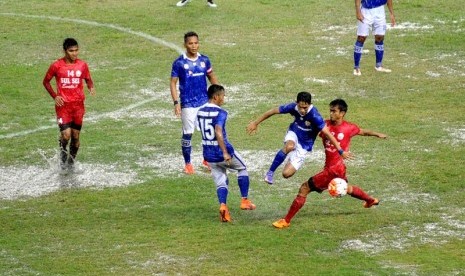 Tim Sulawesi Selatan (merah) mengalahkan Kalimantan Timur 1-0 dalam laga Grup D di Stadion Patriot, Bekasi, Sabtu (24\9). Sulawesi Selatan lolos ke semifinal sebagai runner up Grup D dan akan bertemu Sumatra Selatan di semifinal.