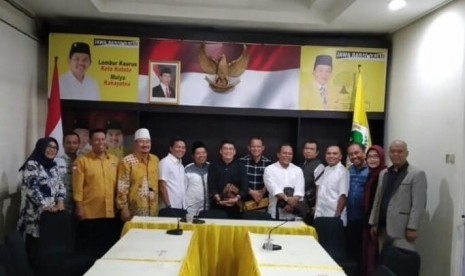 Tim Survei dari Liga Survei Indonesis, pengurus DPD Partai Golkar Jabar, Pansel DPD Partai Golkar Kabupaten Bandung, serta para balon bupati Bandung saat pengumuman hasil survei internal Partai Golkar terkait pemilihan bupati Bandung 2020 di Kantor DPD Partai Golkar Jabar, Jumat (10/1).