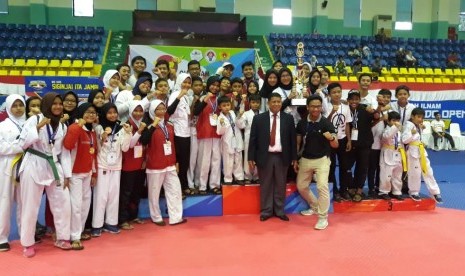 Tim taekwondo Espa Depok berpose usai kejuaraan taekwondo Oh Il Nam Open di Jakarta, 23-24 Februari.