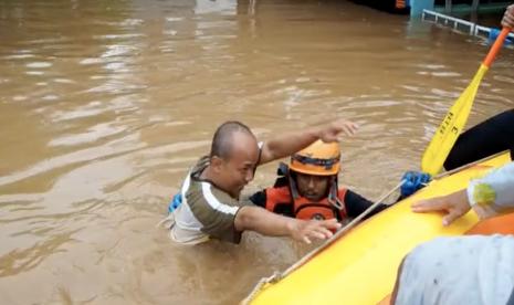 Tim Tanggap Bencana (BTP) Badan Amil Zakat Nasional (Baznas) dan  Damkar PB Kota Depok melakukan evakuasi terhadap warga yang terdampak banjir akibat intensitas curah hujan.