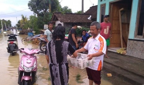 Tim TASK Hidayatullah melakukan aksi pembagian makanan siap santap, dan obat-obatan, serta  bersih-bersih rumah warga korban banjir di Grobogan, Jawa Tengah.