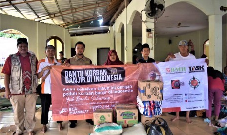 Tim TASK Hidayatullah menyerahkna bantuan logistik untuk warga korban banjir Tangerang Selatan (Tangsel).