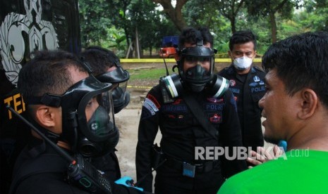 Tim Teknis Kimia Biologi Radioaktif Gegana Brimob Mabes Polri berkoordinasi dengan Tim Badan Pengawas Tenaga Nuklir (BAPETAN) untuk melakukan pengukuran tingkat paparan tinggi radioaktif dan sample tanah yang ditemukan di Perumahan Batan Indah, Serpong, Tangerang Selatan, Banten, Sabtu (15/2/2020).