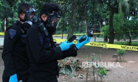 Tim Teknis Kimia Biologi Radioaktif Gegana Brimob Mabes Polri dan Tim Badan Pengawas Tenaga Nuklir (BAPETAN) melakukan pengukuran tingkat paparan tinggi radioaktif yang ditemukan di Perumahan Batan Indah, Serpong, Tangerang Selatan, Banten, Sabtu (15/2/2020). 