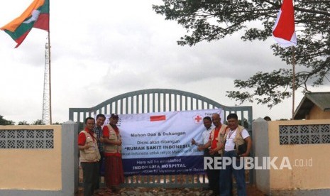 Tim Teknis RS Indonesia mengunjungi lokasi pembangunan RS Indonesia di Mrauk U, Rakhine State, Myanmar, Rabu (9/8).