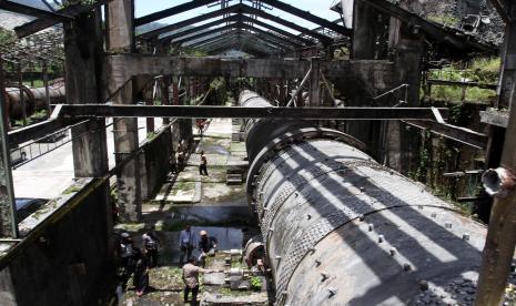 Tim tenaga ahli cagar budaya Kota Padang memverifikasi kelayakan bangunan Pabrik Indarung I di Padang, Sumatera Barat, Sabtu (24/9/2022). PT Semen Padang mendaftarkan Pabrik Indarung I yang dibangun pada 1910 dan PLTA Rasak Bungo yang dibangun 1908 tersebut untuk ditetapkan sebagai bangunan cagar budaya di tingkat kota.