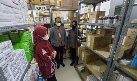 Tim Gabungan Riau Cek Peredaran Obat Sirup Anak di Pekanbaru. Foto ilustrasi: Tim terpadu Dinkes Kabupaten Semarang melakukan monitoring peredaran obat sirop yang dilarang Pemerintah, di sebuah apotek di wilayah Ungaran, Kabupaten Semarang, Rabu (26/10).