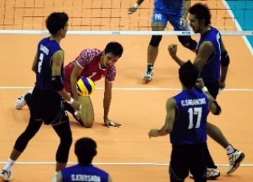 Tim Thailand (Biru) saat menghadapi tim voli Indonesia dalam laga final SEA Games 2011. Thailand mengalahkan Indonesia dengan skor 25-23, 25-17, 25-19.