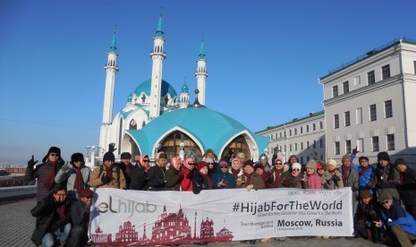 Tim trip Elhijab berfoto di depan Masjid Kul Syarif, Kazan.