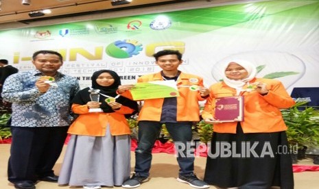 Tim Universitas Ahmad Dahlan (UAD) yang dikirim International Festival Innovation on Green Technology di Malaysia, Kamis (19/4).  Pada kesempatan itu, dua tim berhasil meraih prestasi bergengsi dan satu tim mendapat penghargaan kategori eco value.