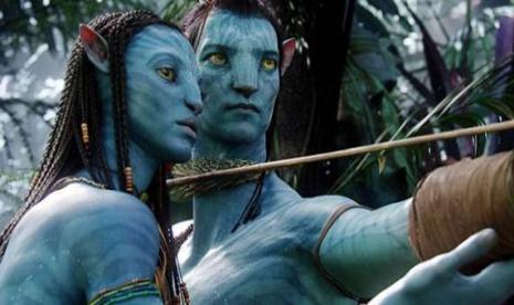 Aktris Zoe Saldana (kiri) kembali menjadi Neytiri di Avatar: The Way of Water.