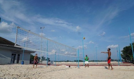 Tim Voli Pantai Arab Saudi melakukan latihan di Venue Bola Voli Pantai Jakabaring Sport City.