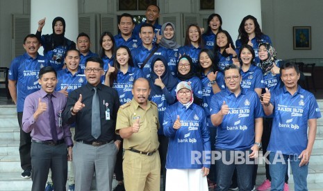 Tim Voli Putri Proliga 2018 Bandung Bank BJB Pakuan berfoto dengan Netty Prasetiyani Heryawan sebagi pembina Tim, di Gedung Pakuan, Kota Bandung, Selasa (16/1).