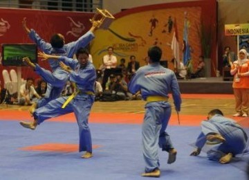 Tim Vovinam putra Indonesia beraksi dalam final Man's Multi Weapon Kategori Performance SEA Games XXVI di GOR Sunter, Jakarta, Senin (14/11).