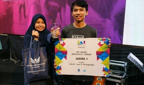 Tim Youth Communication Academy dari Universitas Amikom Yogyakarta yang menjadi juara satu wirausaha terbaik kategori industri jasa dan perdagangan KMI Award 2019.