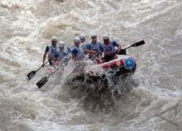 Tim arung jeram putra Kazakhtan berusaha menaklukkan derasnya arus di sebuah jeram pada nomor Down River, Australasian Rafting Champs 2010 di Sungai Progo, Yogyakarta, Selasa (27/4). 