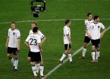 Tim Jerman menelan kekalahan 0-1 melawan Spanyol dalam laga semi final Piala Dunia 2010, di Stadion Durban, Afrika Selatan, 7 Juli