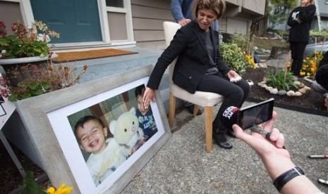 Tima Kurdi, bibi dari Alan Kurdi (sebelumnya Aylan) saat berbicara kepada media di rumahnya di British Columbia, Canada, Kamis (3/9).