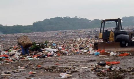 Timbulan sampah yang diproduksi Kota dan Kabupaten Bogor mencapai ribuan ton setiap harinya. Hingga September 2021, Pemerintah Kota (Pemkot) Bogor dan Pemerintah Kabupaten (Pemkab) Bogor masih menggunakan Tempat Pembuangan Akhir Sampah (TPAS) Galuga, Kabupaten Bogor lantaran Tempat Pemrosesan dan Pengolahan Akhir Sampah (TPPAS) Nambo diketahui baru beroperasi pada 2022.