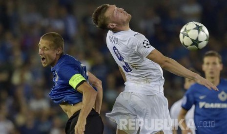  Timmy Simons (Brugge) berebut bola dengan Jamie Vardy (Leicester City)