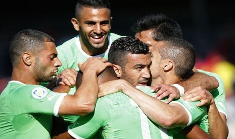 Timnas Aljazair melakukan selebrasi usai menjebol gawang Armenia dalam laga uji coba jelang Piala Dunia 2014 Brasil. 