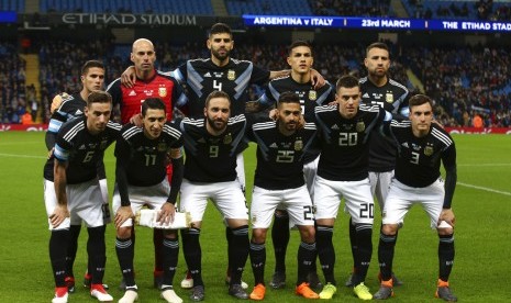 Timnas Argentina berpose sebelum laga persahabatan lawan Italia di Stadion Etihad, Inggris, Sabtu (24/3) dini hari WIB.