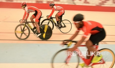 Timnas balap sepeda Indonesia memacu kecepatan sepedanya saat mengikuti pemusatan latihan di Jakarta International Velodrome, Rawamangun, Jakarta, Jum'at (13/7). 