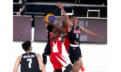 Timnas basket 3x3 putra Indonesia (hitam) saat menghadapi Srilanka.