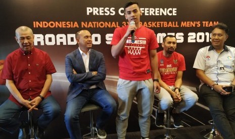 Timnas basket 3x3 Putra Targetkan emas SEA Games 2019. pelatih timnas basket 3x3 putra Ali Budimansyah (kedua kanan) dan manajer Rama Datau (kedua kiri).