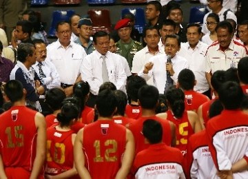 Timnas Basket Indonesia mendengar pengarahan Wapres Boediono di Britama Arena Sports Mall Kelapa Gading, Jakarta, Senin (31/10).