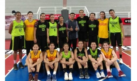 Timnas basket putri yang menjalani TC di Cirebon bersama Menpora Imam Nahrawi.