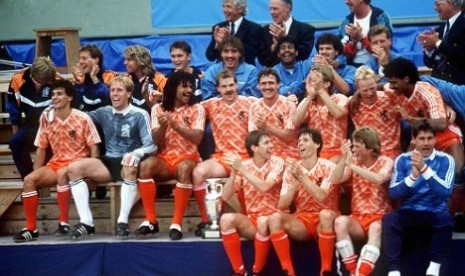 Timnas Belanda merayakan keberhasilan mereka usai memastikan diri meraih gelar juara Piala Eropa 1988. 