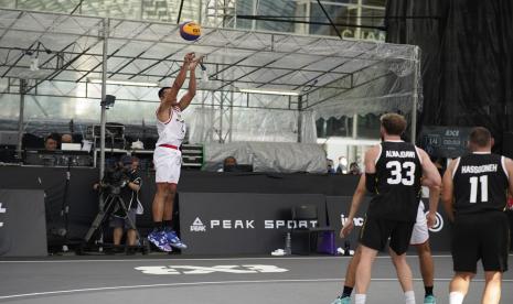 Timnas Bolabasket 3x3 Putra berhasil mengalahkan Yordania di laga perdana FIBA 3x3 Asia Cup. Dalam laga yang berlangsung Kamis (7/7/2022) di Singapura Sandy Imbrahim Aziz dkk menang dengan skor 18-13. 