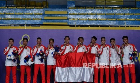 Timnas bulu tangkis putra Indonesia menunjukkan medali emas saat menjuarai nomor beregu putra SEA Games 2019 di Kompleks Olahraga Muntinlupa, Manila, Filipina, Rabu (4/12/2019). 