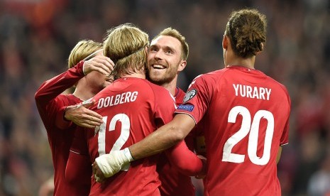 Timnas Denmark merayakan kemenangan.