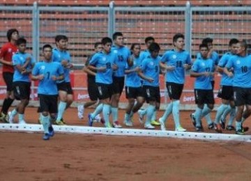 Timnas Filipina melakukan latihan dan uji coba lapangan jelang laga melawan Vietnam pada babak penyisihan grup B SEA Games XXVI di Stadion Utama Gelora Bung Karno, Jakarta, Rabu (2/11).