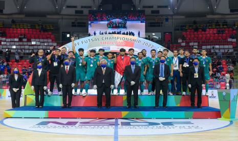 Timnas futsal Indonesia naik podium seusai jadi runner-up Piala AF 2022. Timnas kalah lewat adu penalti melawan Thailand, Ahad (10/4/2022).