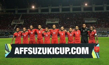 Timnas Indonesia berfoto bersama sebelum bertanding melawan Thailand pada babak final putaran pertama AFF Suzuki Cup 2016 di Stadion Pakansari, Cibinong, Kabupaten Bogor, Jawa Barat, Rabu (14/12).