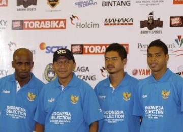 Timnas Indonesia, dari kiri ke kanan: Greg Nwokolo, pelatih Rahmad Darmawan, Bambang Pamungkas, dan Hasim Kipuw, berfoto usai jumpa pers bersama LA Galaxy di Hotel Ritz Charlton, Kuningan, Jakarta, Senin (28/11). Timnas siap meladeni LA Galaxy di rumput St