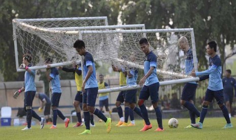 Timnas Indonesia mengangkat gawang bersama-sama saat latihan di komplek Stadion My Dinh, Hanoi, Kamis (20/11). 