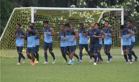  Timnas Indonesia mengikuti latihan di Stadion Universitas Sumatera Utara (USU) Medan, Sumut, Kamis (17/1). 