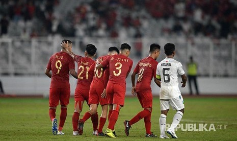 Timnas Indonesia merayakan gol mereka ke gawang Timor Leste pada Pertandingan Grup B Piala AFF Suzuki Cup di Stadiun Gelora Bung Karno, Jakarta, Selasa (13/11).