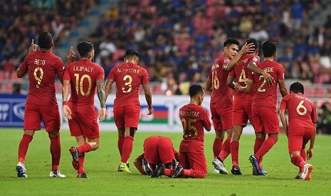 Timnas Indonesia merayakan gol yang dicetak Zulfiandi (kedua kanan) ke gawang Thailand dalam laga lanjutan Piala AFF 2018 di Stadion Nasional Rajamangala, Bangkok, Thailand, Sabtu (17/11)