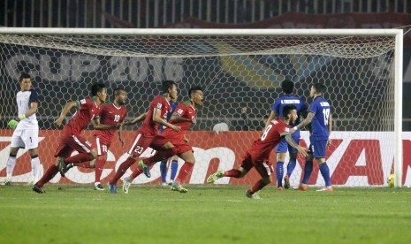 Timnas Indonesia saat berlaga dengan Thailand di Stadion Rajamanggala, Bangkok, Ahad (17/12) dalam leg kedua Final AFF 2016.