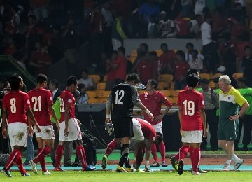 Timnas Indonesia tertunduk lesu usai dikalahkan Qatar pada pertandingan babak kualifikasi Piala Dunia 2014 di Stadion Utama Gelora Bung Karno, Senayan, Jakarta, Selasa malam (11/10). (Republika/Edwin Dwi Putranto)