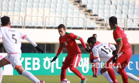 Penyerang timnas Indonesia U-19 Egy Maulana Vikri (tengah).