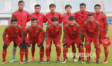 Timnas Indonesia U-19 berpose sebelum bertanding melawa Timor Leste pada Kualifikasi Piala Asia U-19 2018 di Paju Public Stadium, Korea Selatan, Kamis (1/11). Indonesia menang 5-0. 