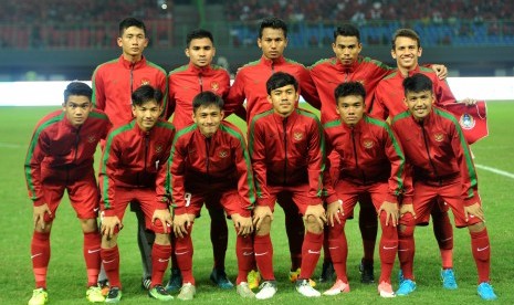 Timnas Indonesia U-19 melakukan sesi foto sebelum melawan Timnas Kamboja U-19 dalam pertandingan persahabatan di Stadion Patriot Candrabhaga, Bekasi, Jawa Barat, Rabu (4/10). 