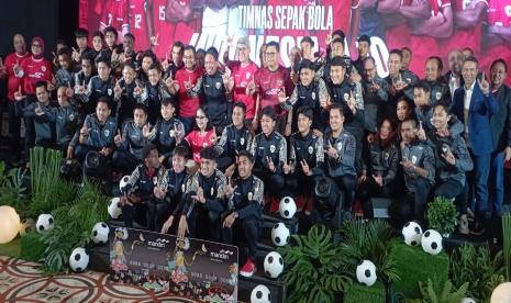 Timnas Indonesia U-19 saat menerima apresiasi dari Bank Mandiri.